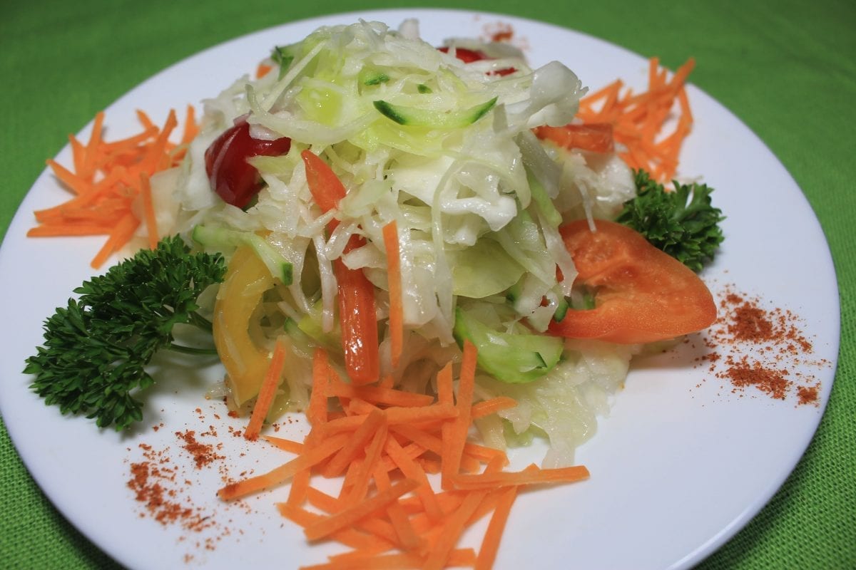 Salat iz kapusty ogurtsa i yablok kapusta bkyablokoperets sv.morkovogurets sv.maslo ras 1200x800 - Салат из капусты, огурца и яблок
