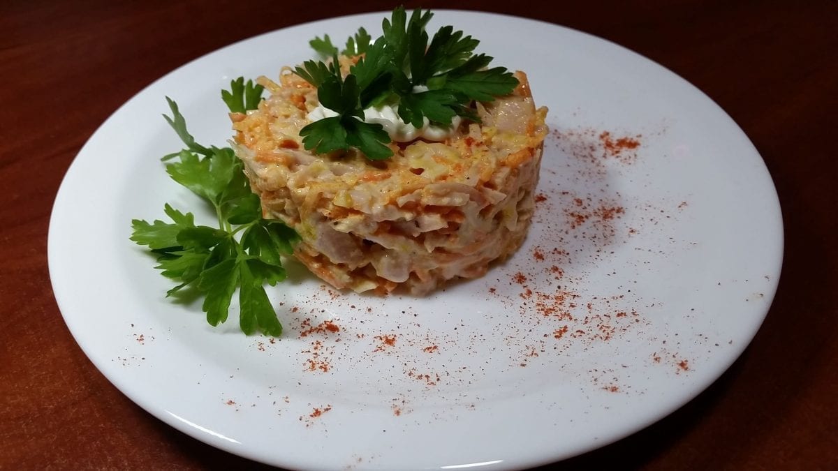 Salat s fasolyu vetchinoj i korejskoj morkovyu vetchinafasol kons e1545311895400 1200x675 - Салат с фасолью, ветчиной и морковью по-корейски