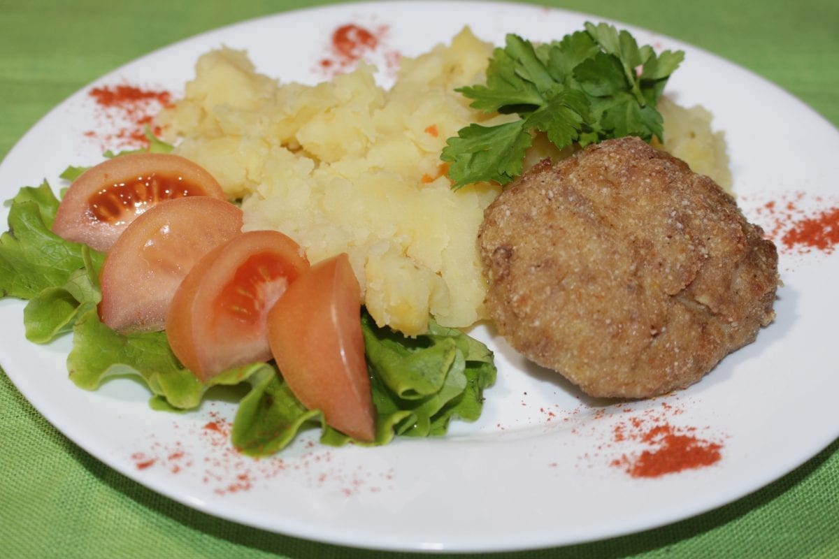 Bitochki iz svininy s tushenym kartofelem 1200x800 - Биточки с отварным картофелем