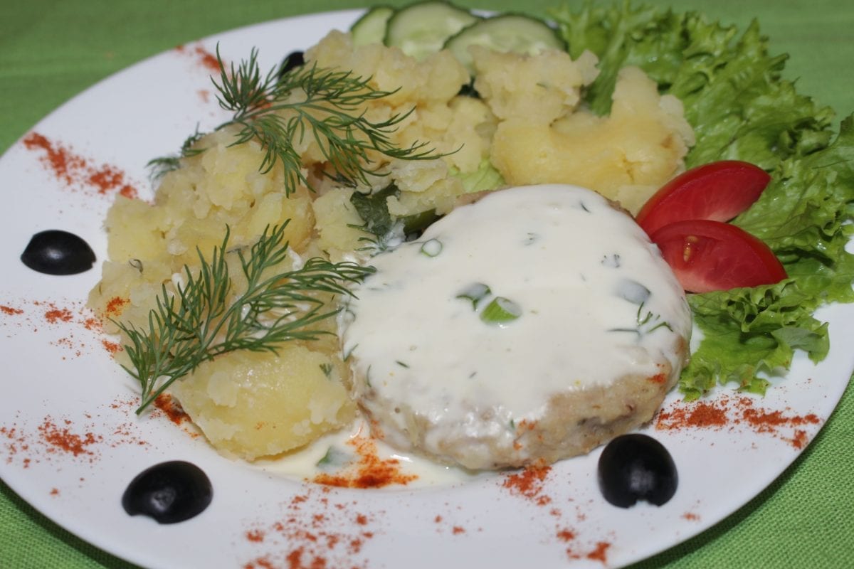 Bitochki myasnye v smetannom souse s otvarnym kartefelem i zelenyu svininakuritsayajtsobatonsolspetsiimukasmetana kartofel otvarnoj zelen 1200x800 - Котлета "Домашняя" под сливочным соусом с картофельным пюре