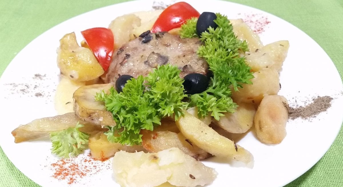 Bitochki po selyanski s gribnym sousom farsh myasnojlukbatonshampinony solspetsiimu e1547465730153 1200x656 - Мясо по-албански  с грибами с картофельными дольками