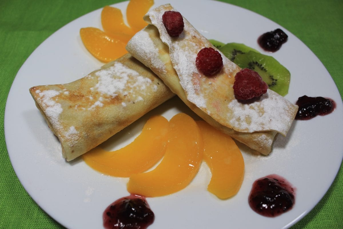 Blinchiki s tvorogom i kuragoj mukamolokoyajtsosaharsoltvorogkuragavanilinabrikosovyj dzhem 1200x800 - Блинчики с яблоком, корицей и изюмом