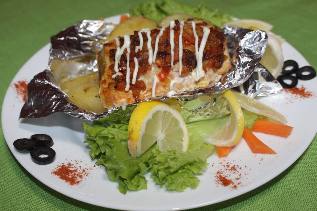 File ryby zapechennoe na podushke iz ovoshhej file ryby pomidor perets sladkij luk morkov solkartofel perets rastitelnoe maslo 1200x800 - Филе рыбы, запеченное на подушке из овощей