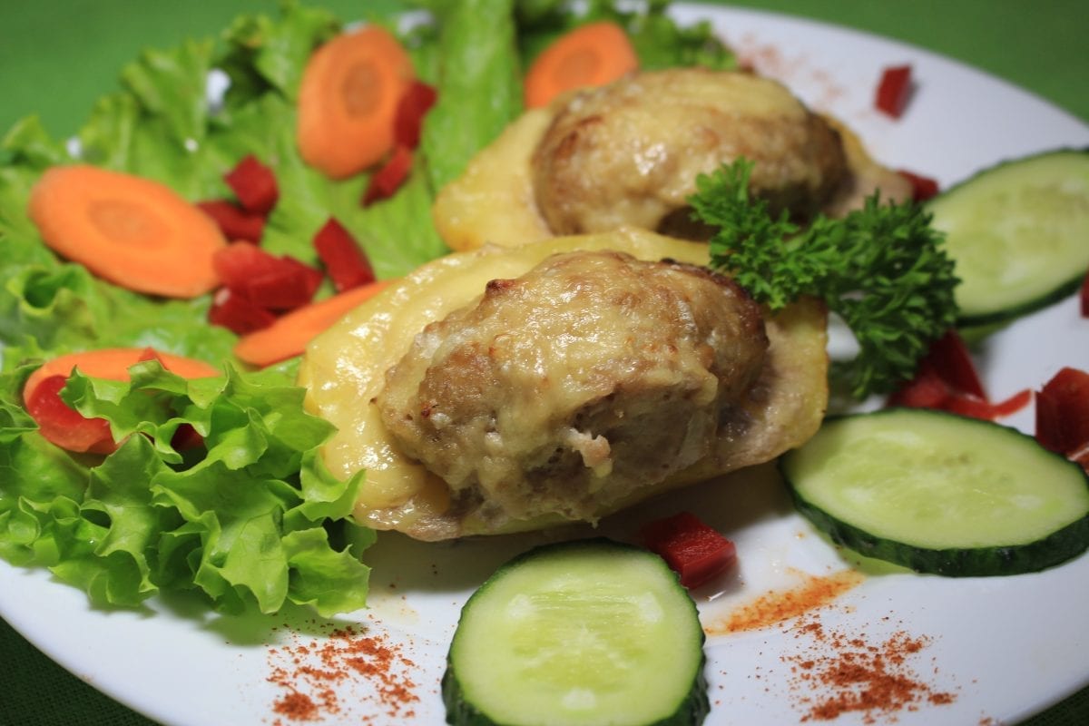 Kabachki zapechennye s farshem kabachkisvininakuritsayajtsosyrsolspetsii 1200x800 - Кабачки, запеченные с фаршем