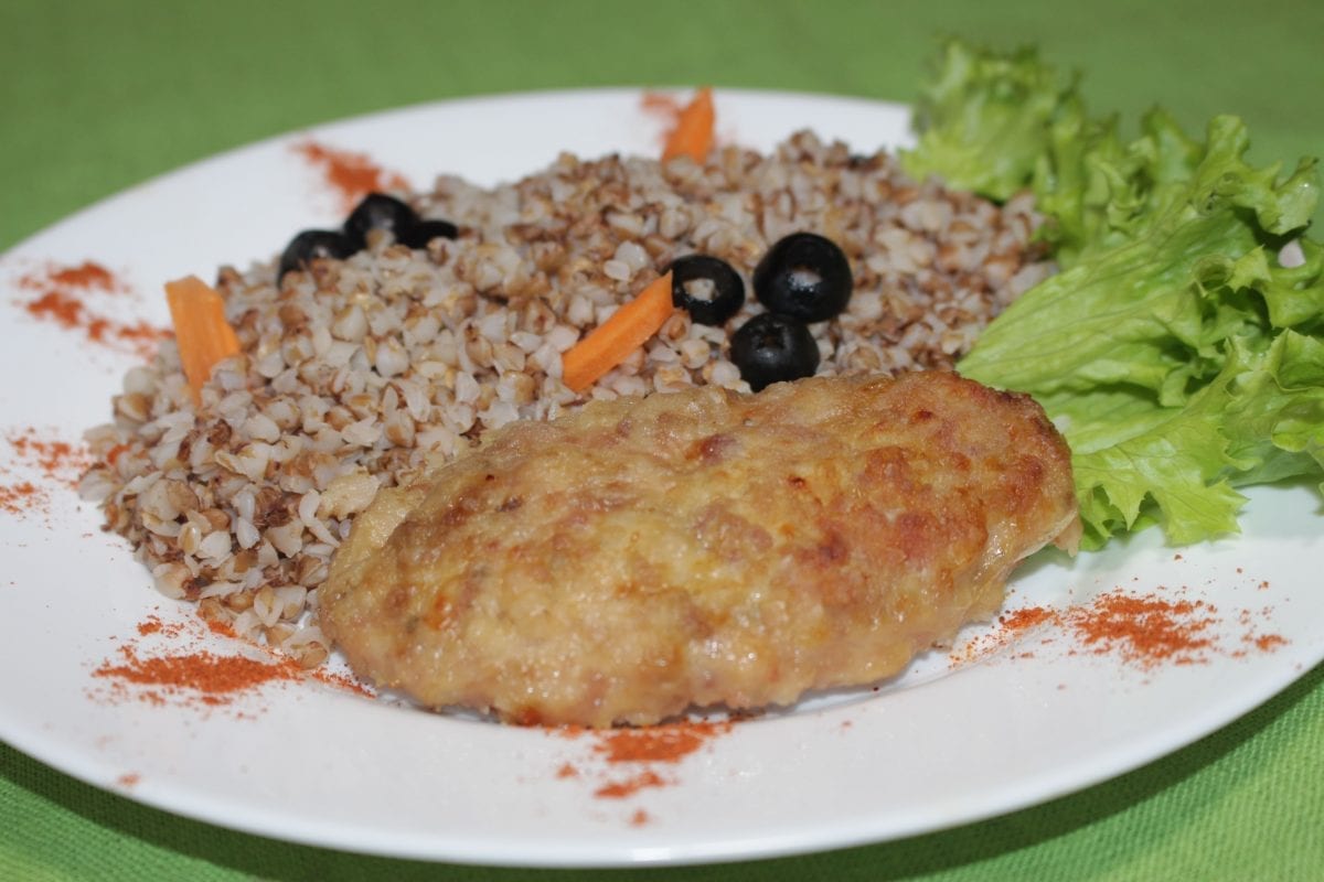 Kotleta kurinaya s kashej grechnevoj farsh kurinyjlukyajtsobaton solspetsii kasha grechnevaya 1200x800 - Котлета куриная с кашей гречневой