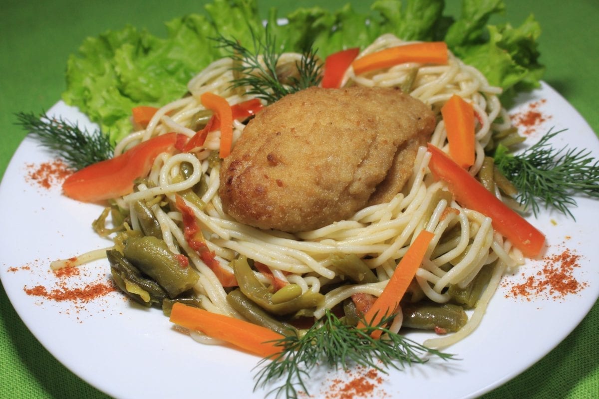 KotletaDomashnyaya kuritsasvininalukyajtsobatonmaslo rast 1200x800 - Зразы с сыром со спагетти и пастой со стручковой фасолью
