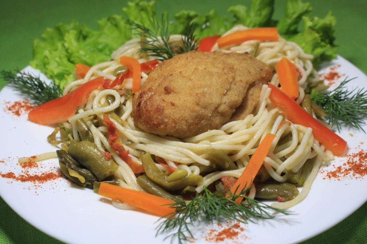 KotletaDomashnyayaPasta so struchkovoj fasolyu spagetti 1200x800 - Котлета куриная с гарниром из спагетти с стручковой фасолью