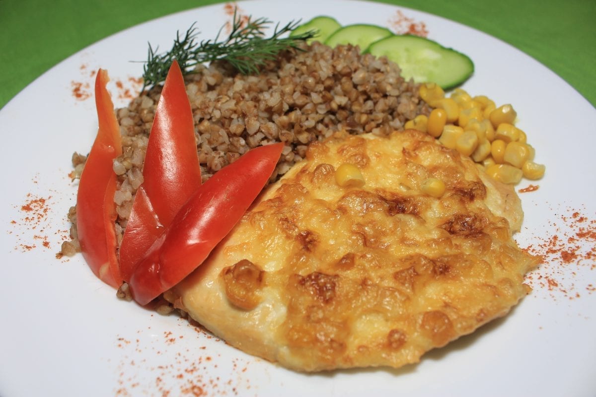 Kurinaya grudka s kukuruzoj kurinoe filekukuruzasyrsolspetsii majonezKasha grechnevaya 1200x800 - Куриное филе, запеченное со шпинатом, луком и яблоками с кашей гречневой