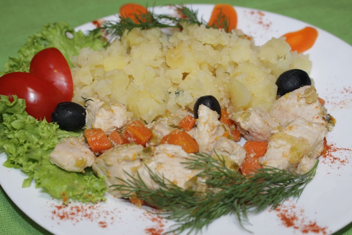 Kurinoe file tushenoe yablokommorkovyu i lukom poreem s otvarnym kartefelem i zelenyu kurinoe filemorkovyablokoluk porejsolspetsiimaslo rast. kartofel otvarnoj zelen 1200x800 - Куриное филе тушеное яблоком, морковью и луком пореем с картофелем