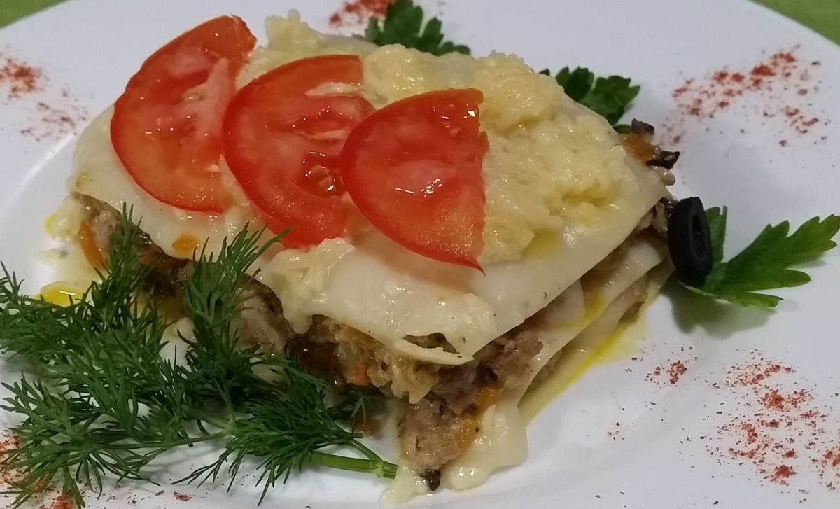 Lazanya s kuritsej i gribami listy lazani file kurinoelukmorkovshampinonypomidorychesnoksyrs e1679482819321 1200x727 - Лазанья с ветчиной и грибами