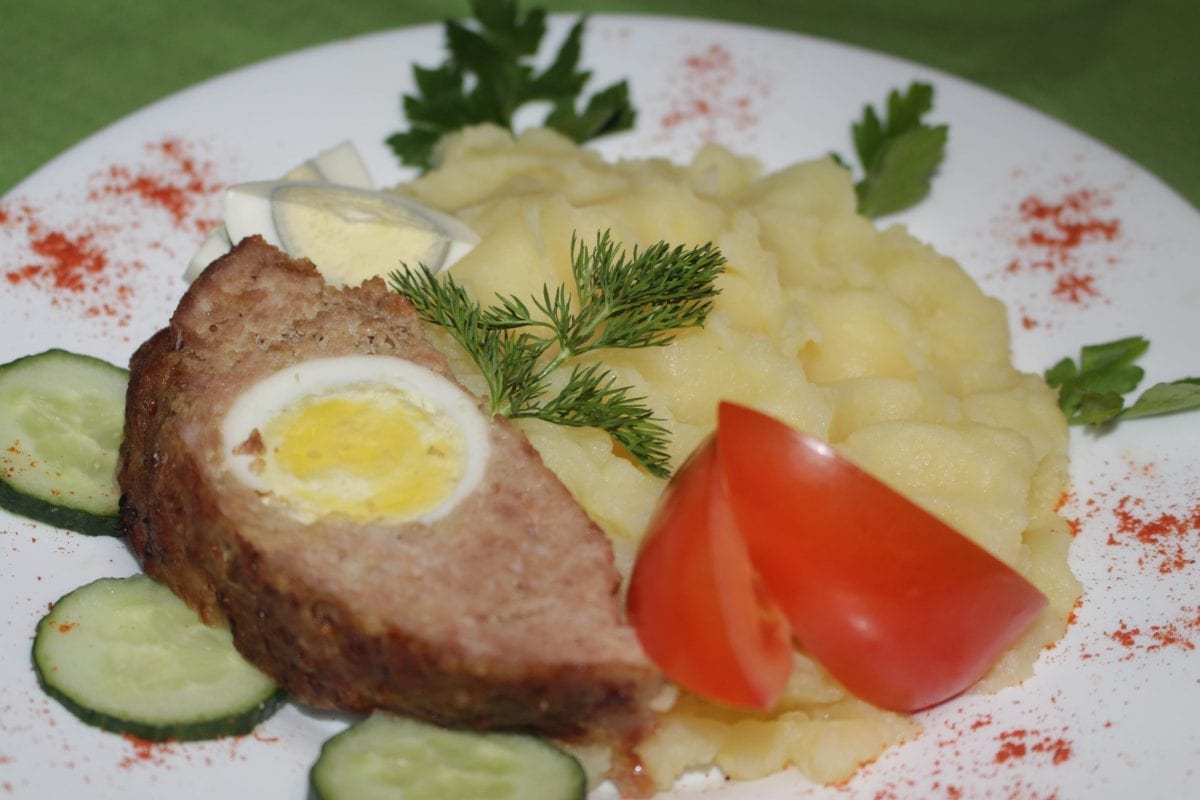 Myasnoj rulet iz farsha s yajtsom s kartofelnym pyure 1200x800 - Мясной рулет из фарша с яйцом с картофельным пюре