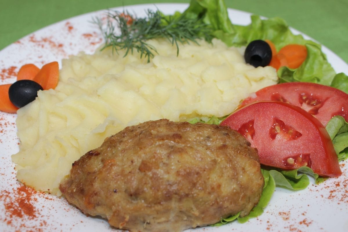 Myasnye kotlety s ovoshhami s kartofelnym pyure farsh myasnojlukmorkovhlopya ovsyanyechesnokkapusta bksolmukaspetsii kartofelnoe pyure 1200x800 - Мясные котлеты с овощами с картофельным пюре