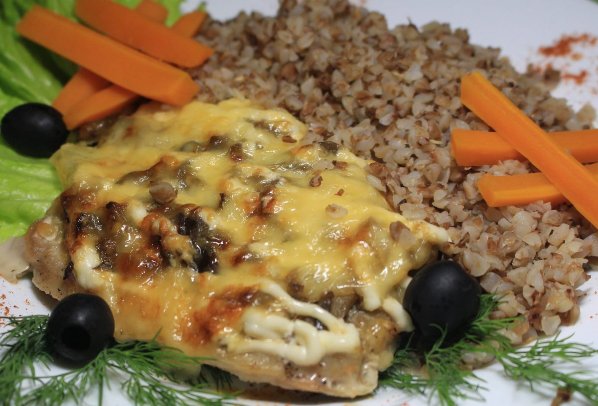 Otbivnaya iz svininy s gribami i lukom svinina vyrezkashampinonylukmajonezsolspetsii 1 e1679408705698 1200x816 - Отбивная куриная с грибами / каша гречневая