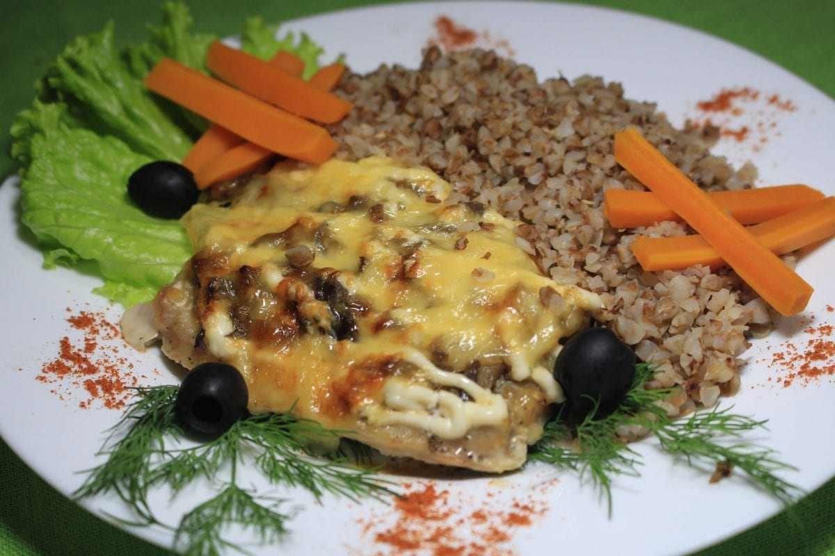 Otbivnaya iz svininy s gribami i lukom svinina vyrezkashampinonylukmajonezsolspetsii 1200x800 - Отбивная из свинины "Шапка Мономаха" с кашей гречневой