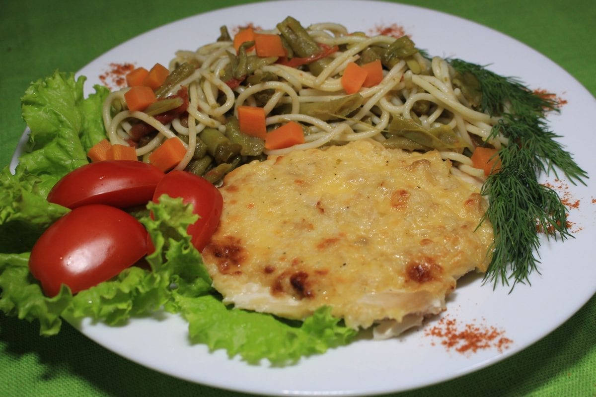 Otbivnaya kurinaya zapechennaya pod syrno lukovoj podushkoj file kurinoesyryajtsolukmajonezsols 1200x800 - Отбивная куриная, запеченная под сырно-луковой подушкой со спагетти и пастой со стручковой фасолью