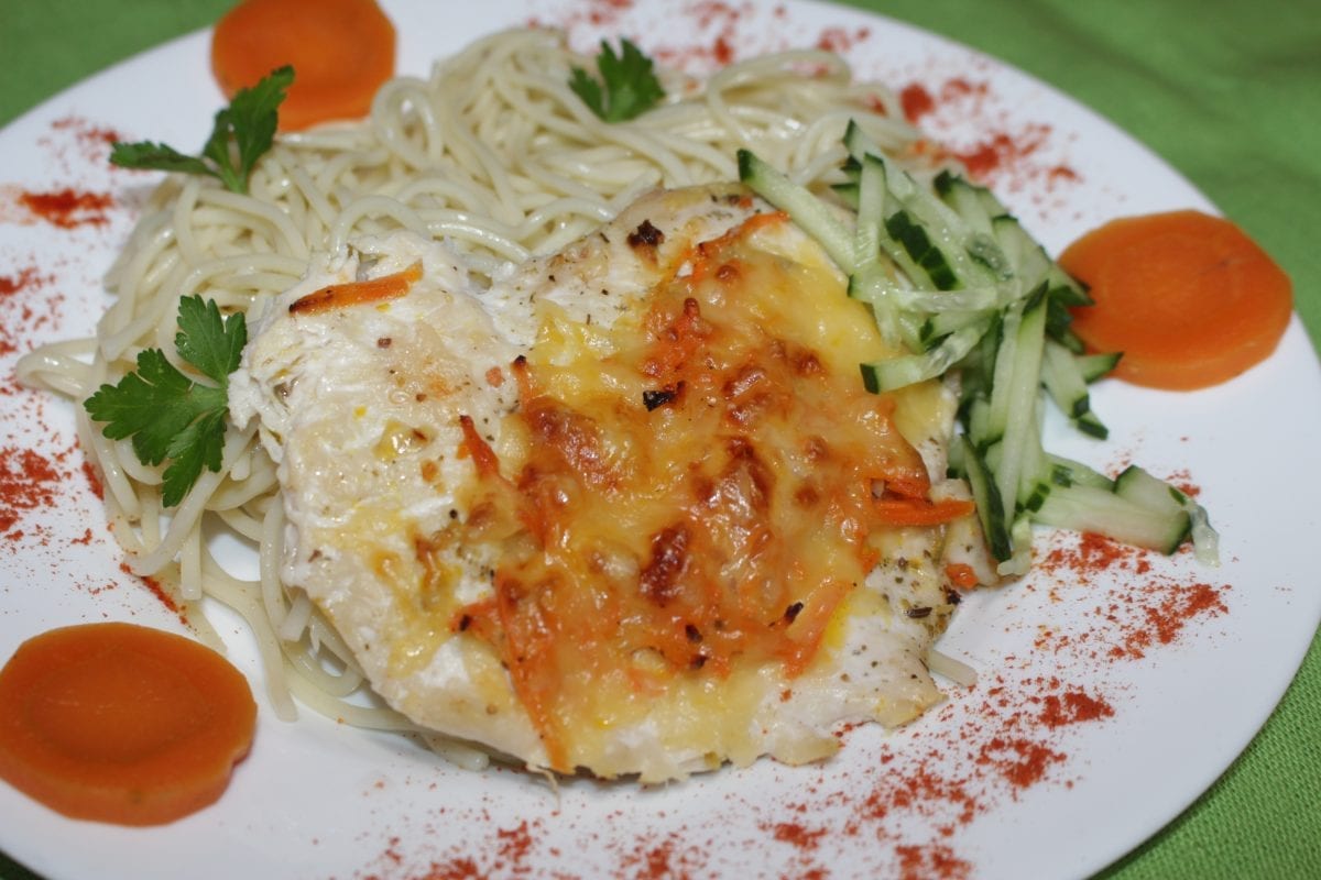 Otbivnaya kurinaya zapechennaya s morkovyu po korejski i syrom so spagetti 1200x800 - Отбивная куриная, запеченная с морковью по-корейски / макароны отварные