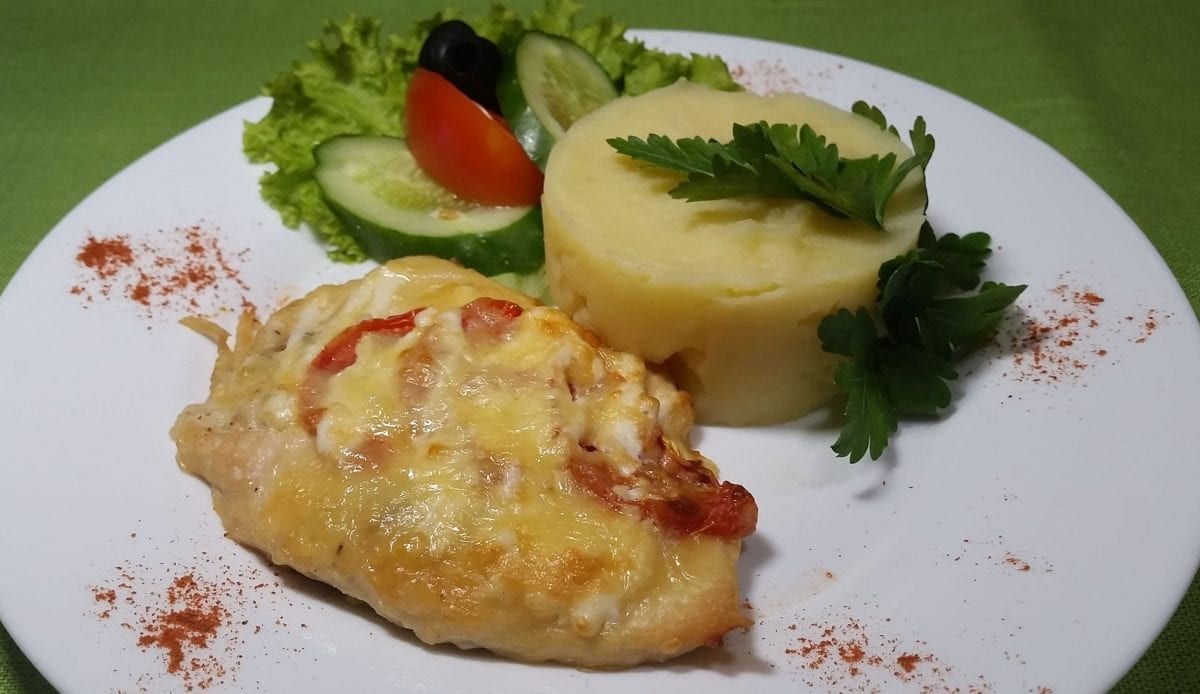 Otbivnaya kurinaya zapechennaya s pomidorom i syrom file kurinoetomaty syrmajonezsolspetsii e1547460887738 1200x694 - Отбивная куриная, запеченная с томатом / картофельное пюре