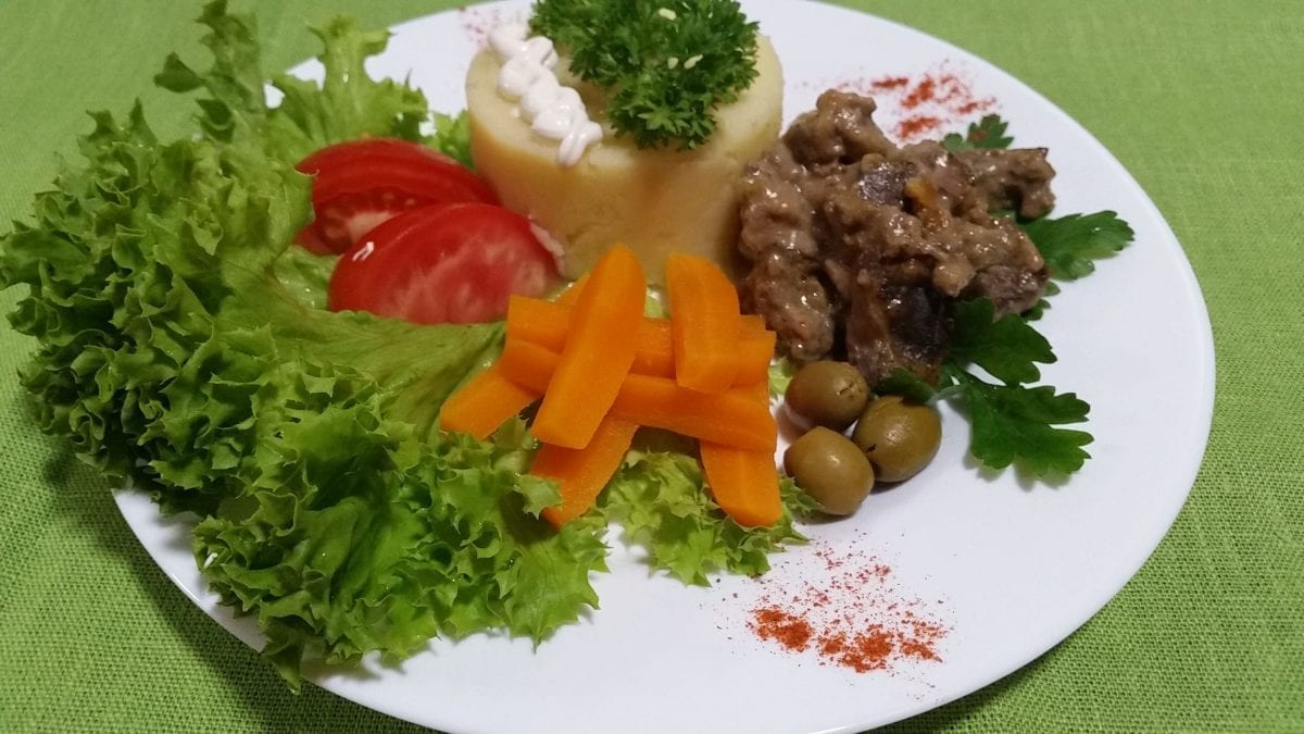 Pechen po strogonovski pechen govyazhya luk morkov smetana mukasolspetsii e1547464578230 1200x675 - Гуляш " Сердечный" с картофелем