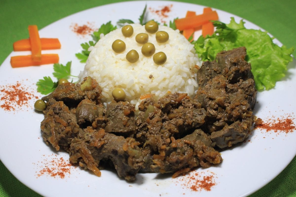 Pechen tushenaya s ovoshhami Ris rassypchatyj 1200x800 - Печень говяжья тушеная в сметане с луком и морковью с рассыпчатым рисом