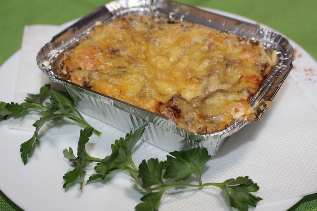 Pirog kurinyj kurinoe file luk syr smetana majonez muka yajtso sol 1200x800 - Пирог куриный