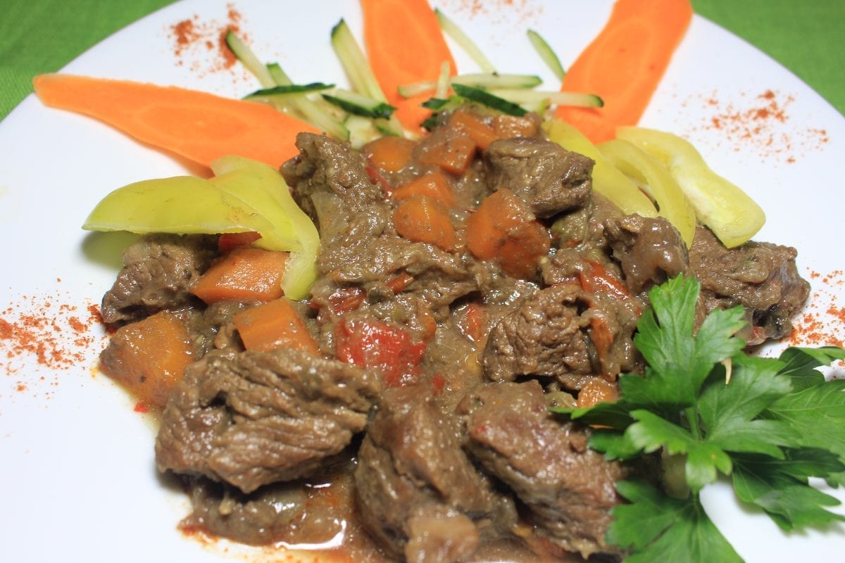 Ragu iz govyadiny s ovoshhami govyadina taz.lukmorkovperets sv.baklazhanysolspetsii 1200x800 - Рагу из говядины с овощами