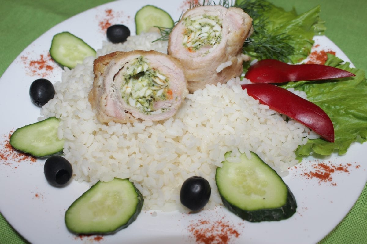 Ruletik iz svininy so shpinatom i yajtsom svinina filejshpinatyajtsopan. suhari solspetsii Ris rassypchatyj 1200x800 - Рулетик из свинины со шпинатом и яйцом с рисом рассыпчатым