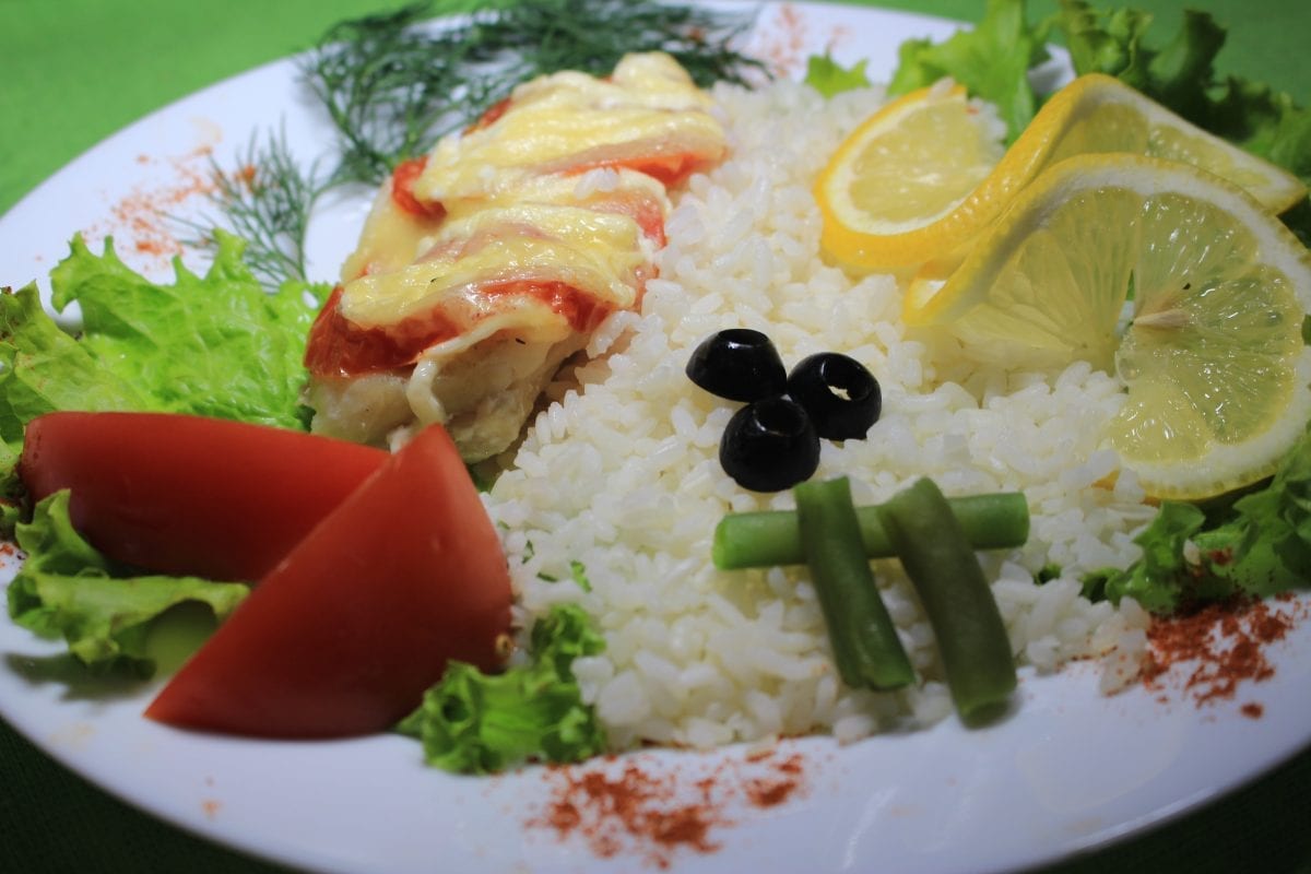 Ryba zapechennaya s pomidorom file hekapomidorymaslo ras.majonezsyr solspetsii Ris rassypchatyj 1200x800 - Филе горбуши, запечённое с томатом с рассыпчатым рисом и овощами