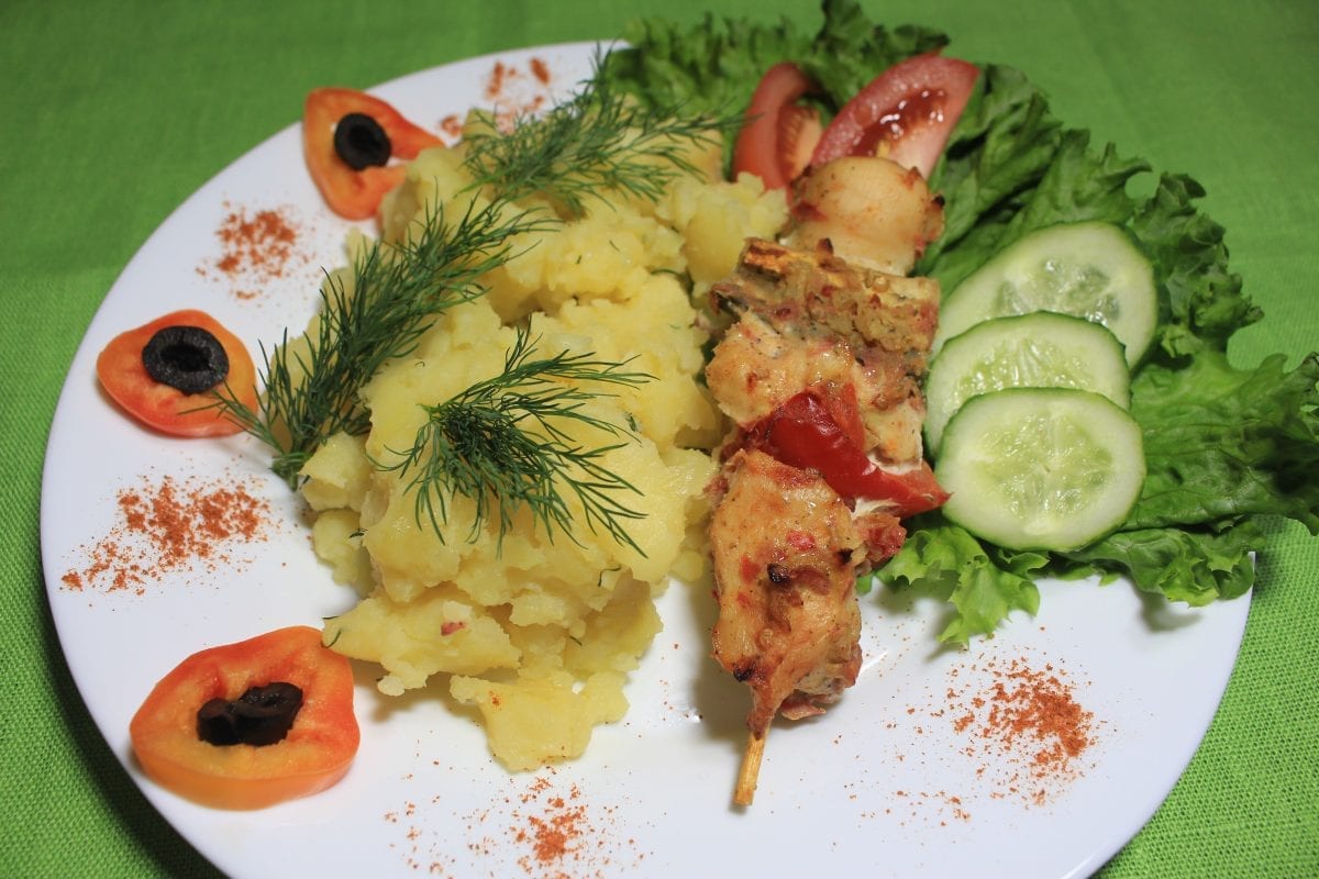 SHashlychki kurinye na shpazhkah kurinoe fileperets sv.baklazhanyluksolspetsii Kartofel otvarnoj s ukropam 1200x800 - Шашлычки из курицы в меду с овощами с картофелем