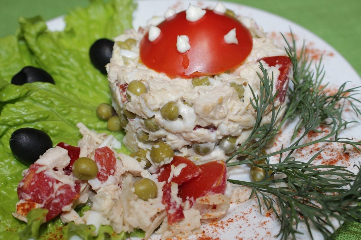 Salat Krasnaya shapochka kurinoe fileperets sv.yajtsogoroshek kons.tomatyluk mar.salat majonez 1200x800 - Салат "Красная шапочка"