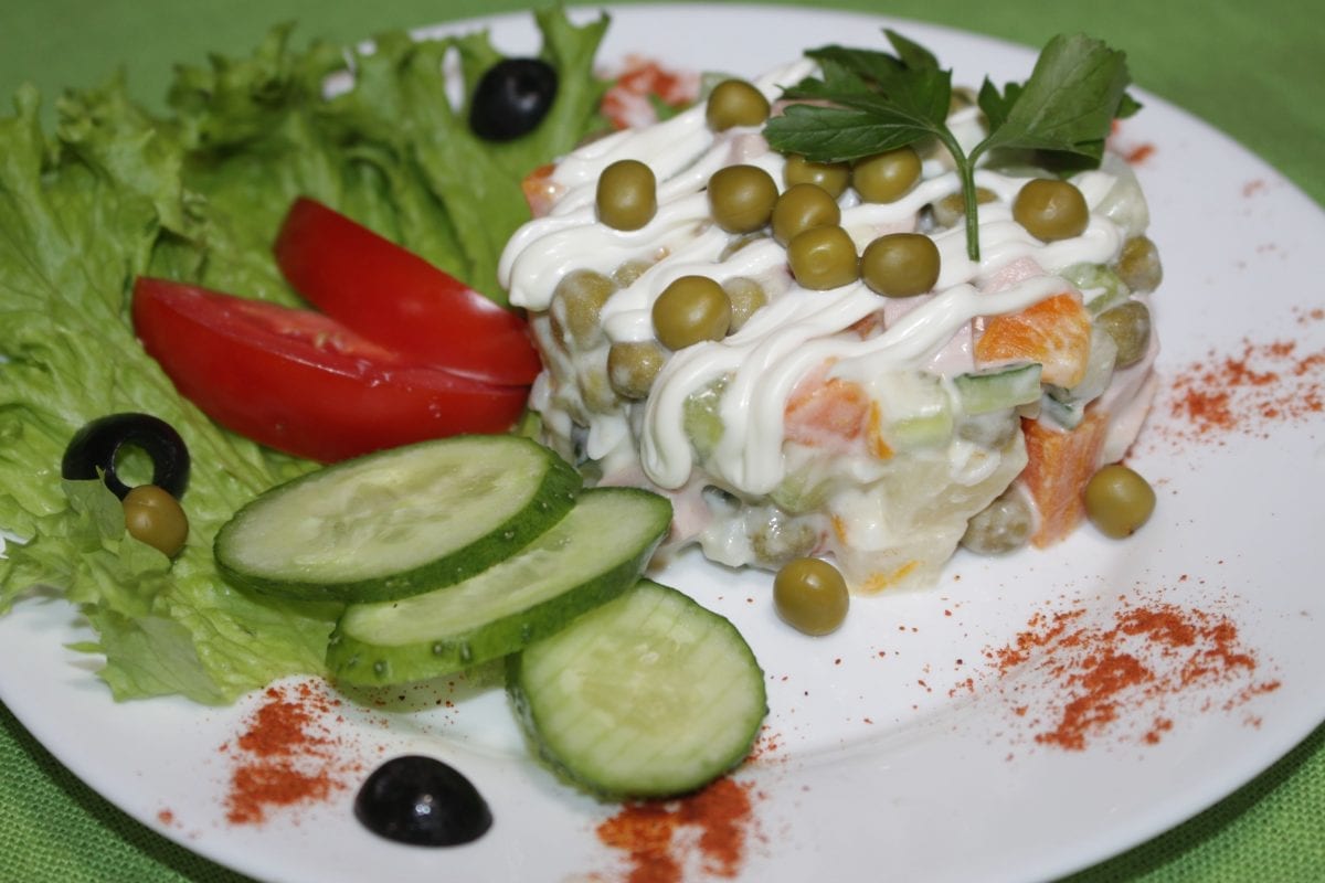 Salat Olive morkovkartofelyajtsokolbasa var.ogurets sv. goroshek kons.majonez 1200x800 - Салат "Оливье"