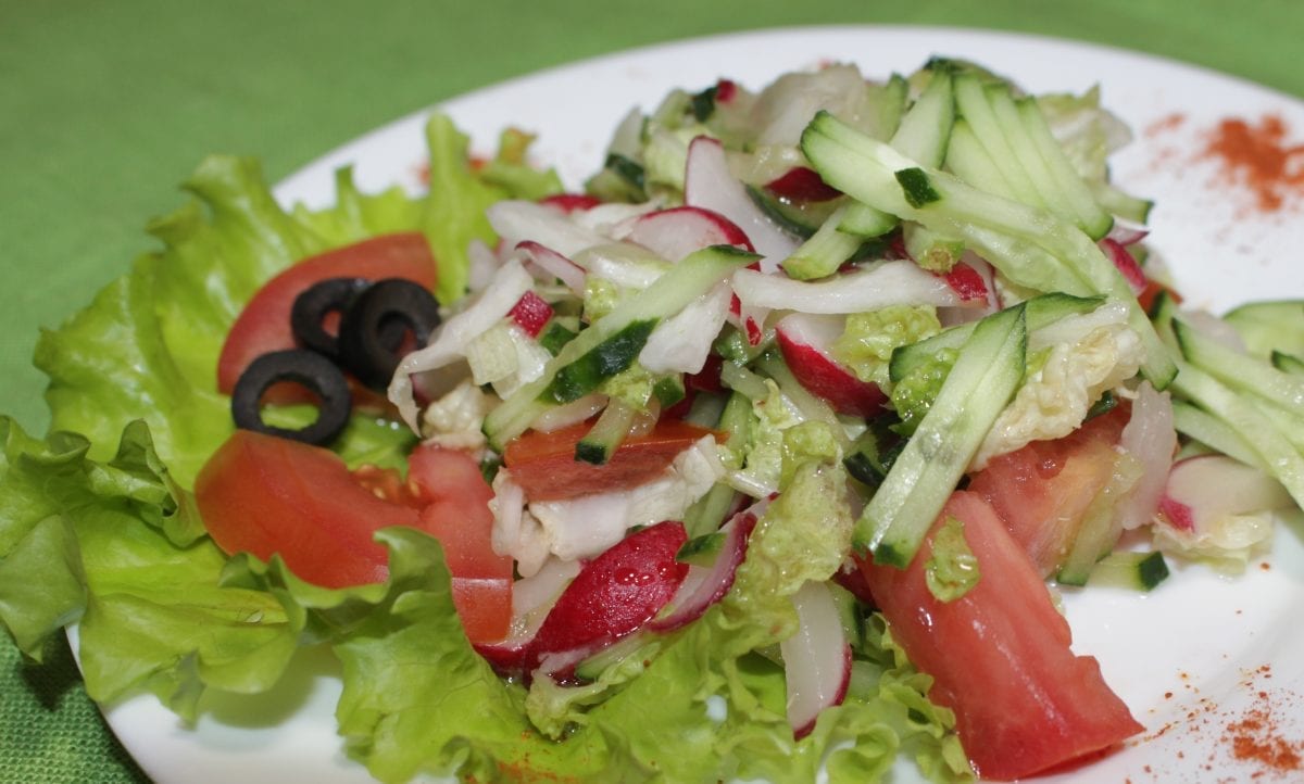 Salat Ovoshhnaya fantaziya kapusta pekinskaya pomidory ogurtsy rediskamaslo rast. sol e1548436867462 1200x722 - Салат "Овощная фантазия"