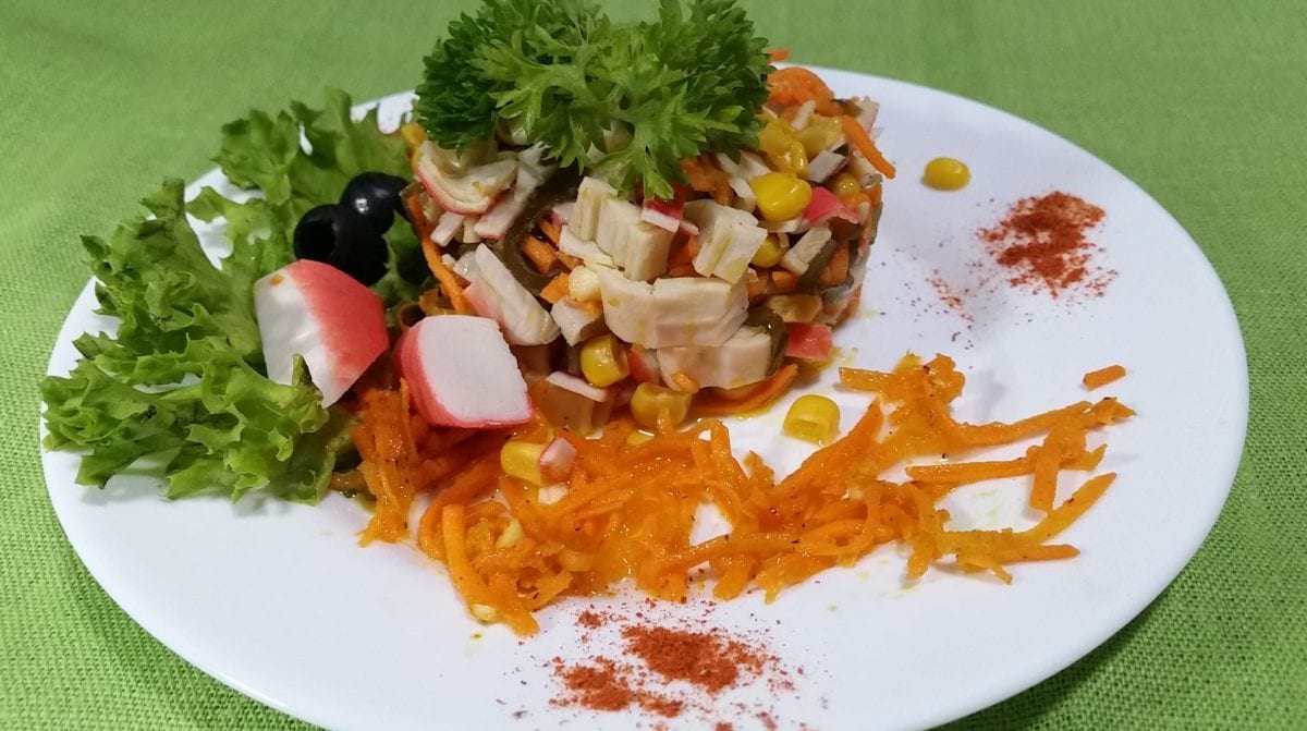 Салат "Русалочка" Salat Rusalochka krabovye palochkikapusta morskayakukuruza kons.morkov po korejskimaslo rast. e1547459407189 1200x671 - Салат "Русалочка"