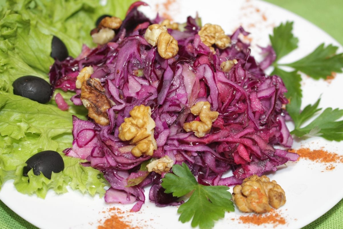 Salat iz krasnokachannoj kapusty s gretskim oreham krasnokochannaya kapustaselderejyabloki uksus vinnyjmaslo ras 1200x800 - Салат из краснокочанной капусты с грецким орехом