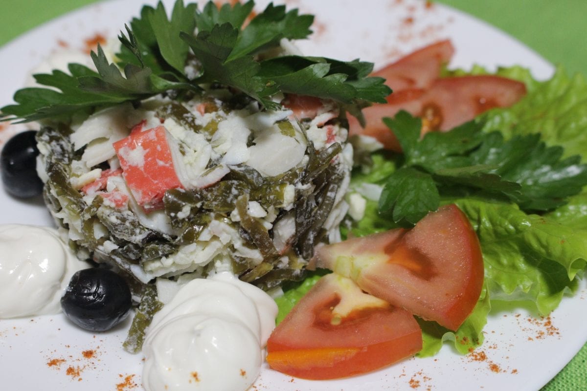 Salat iz morskoj kapusty s krabovymi palochkami morskaya kapustakrabovye palochkiyajtso majonez 1200x800 - Салат из морской капусты с крабовыми палочками и кукурузой