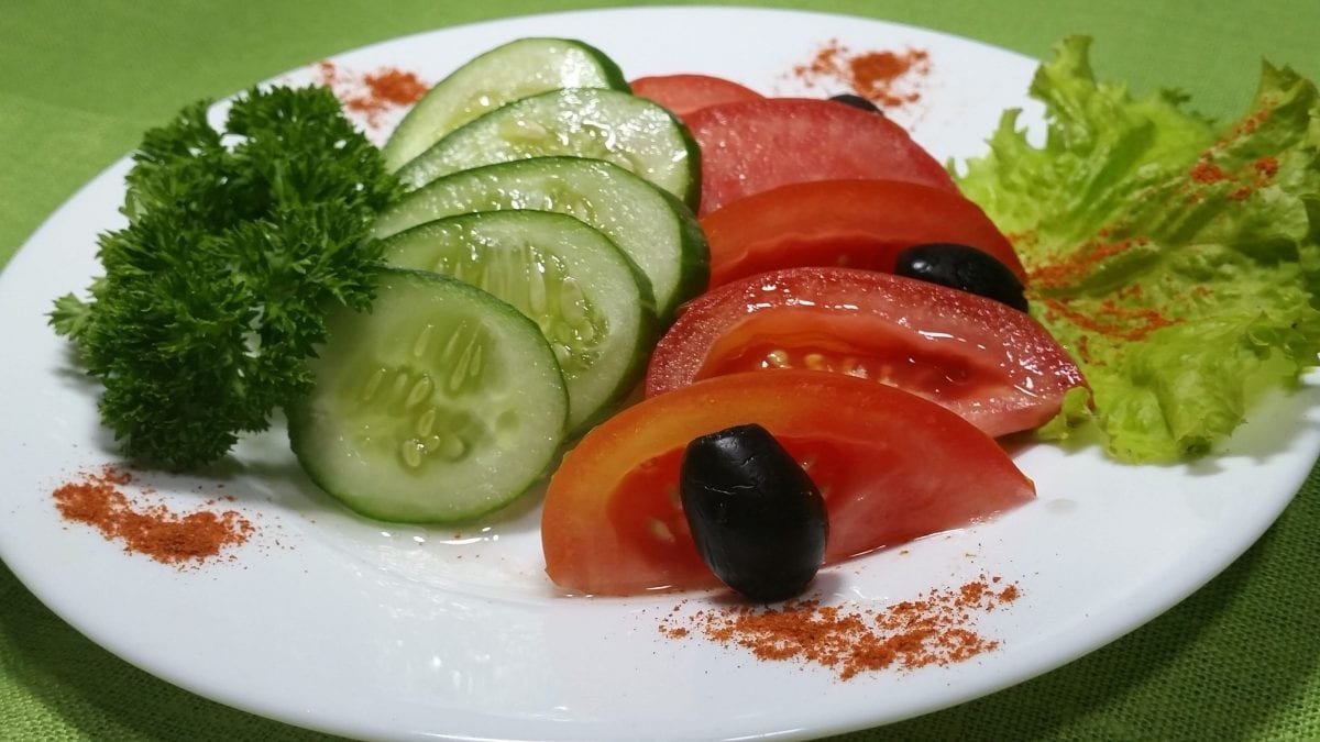 Salat iz pomidorov i ogurtsov oguretstomatymaslo rast e1547450298766 1200x675 - Салат из томатов и огурцов со сметаной