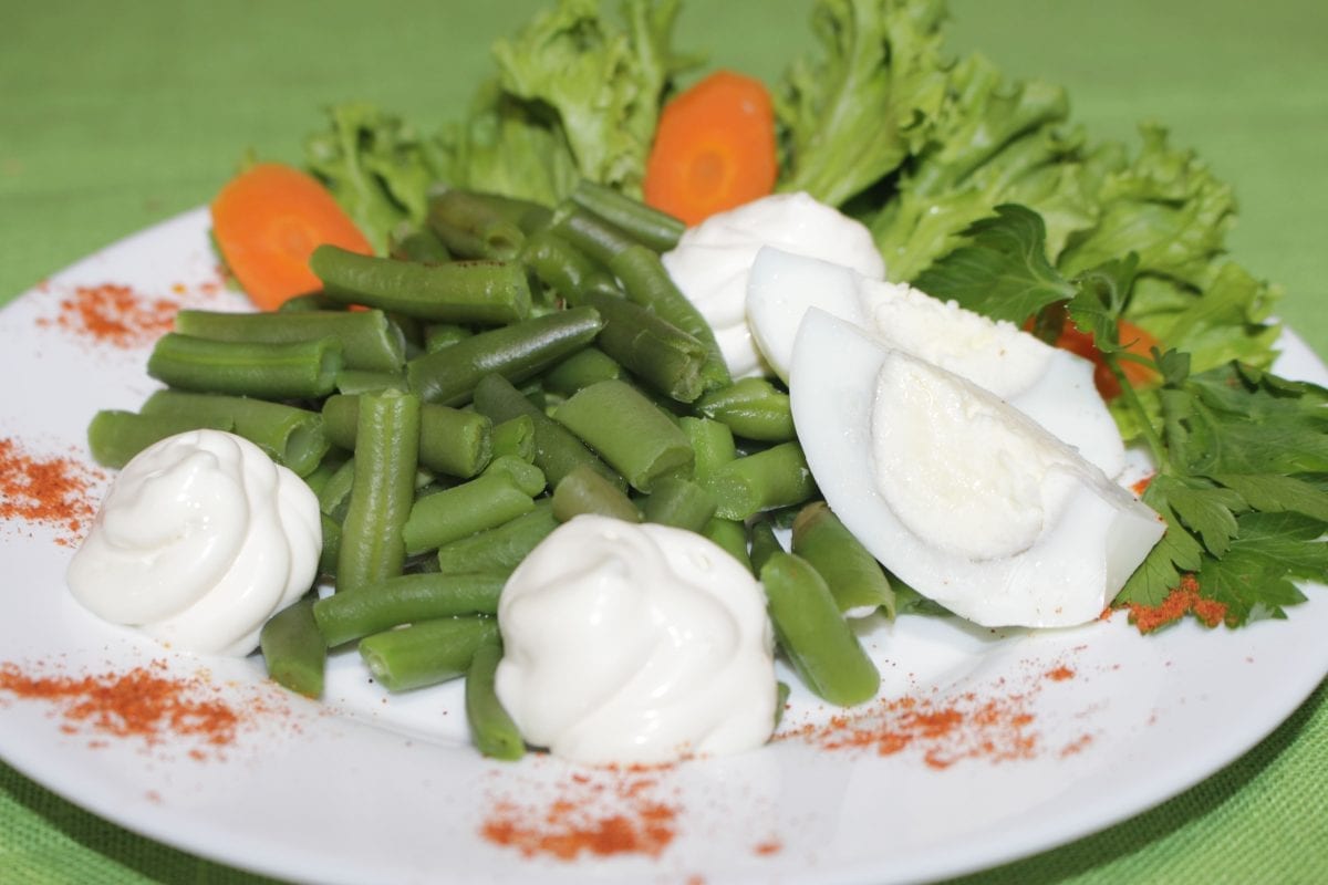 Salat iz struchkovoj fasoli i yaits struchkovaya fasol otv.yajtsomajonezsol 1200x800 - Салат из стручковой фасоли и яиц