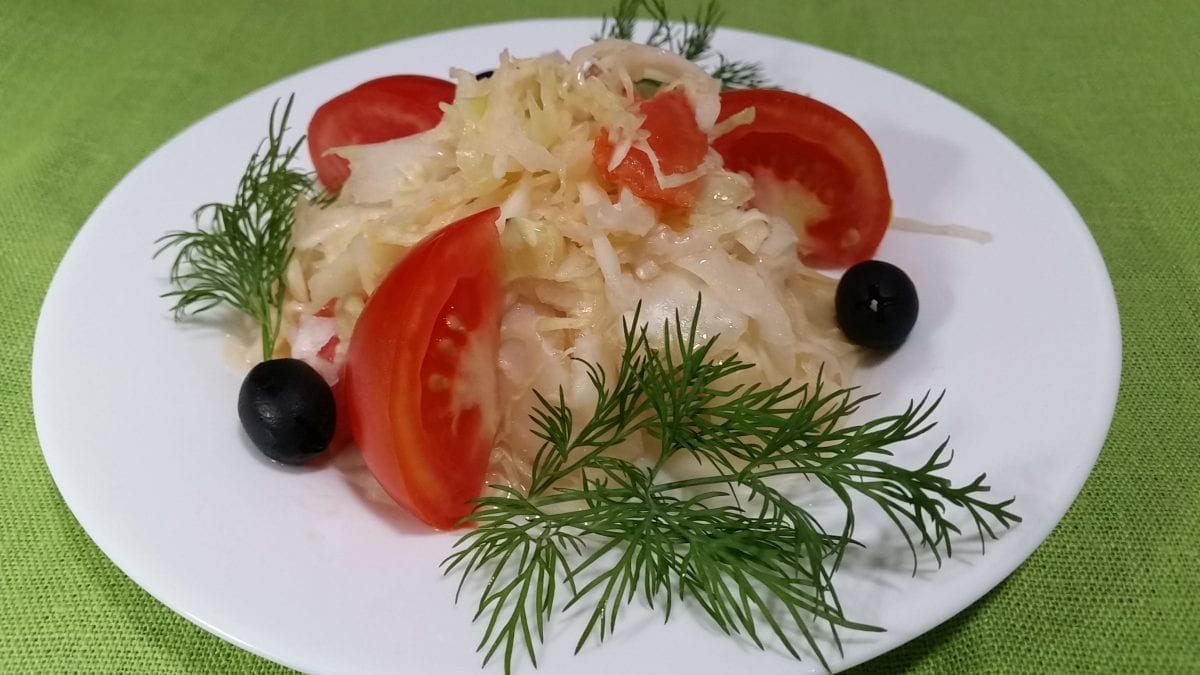 Salat iz svezhej kapusty s pomidorom kapusta svezhayatomaty maslo rastitelnoe sahar sol uksus. e1547459000499 1200x675 - Салат из свежей капусты с томатом и огурцом