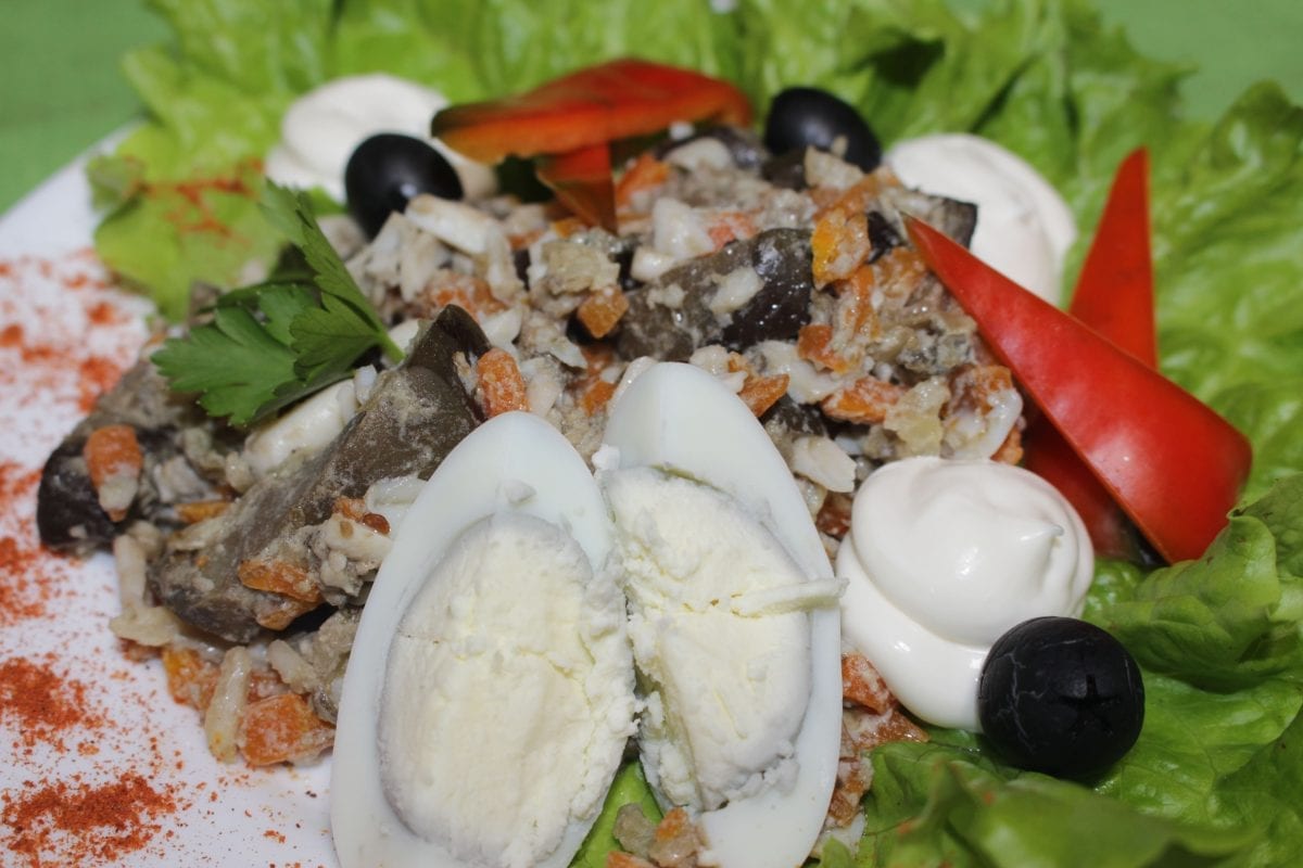 Salat iz zharenyh baklazhan s yajtsom baklazhanymorkovyajtsoluk mar.majonez 1200x800 - Салат из жареных баклажан с яйцом