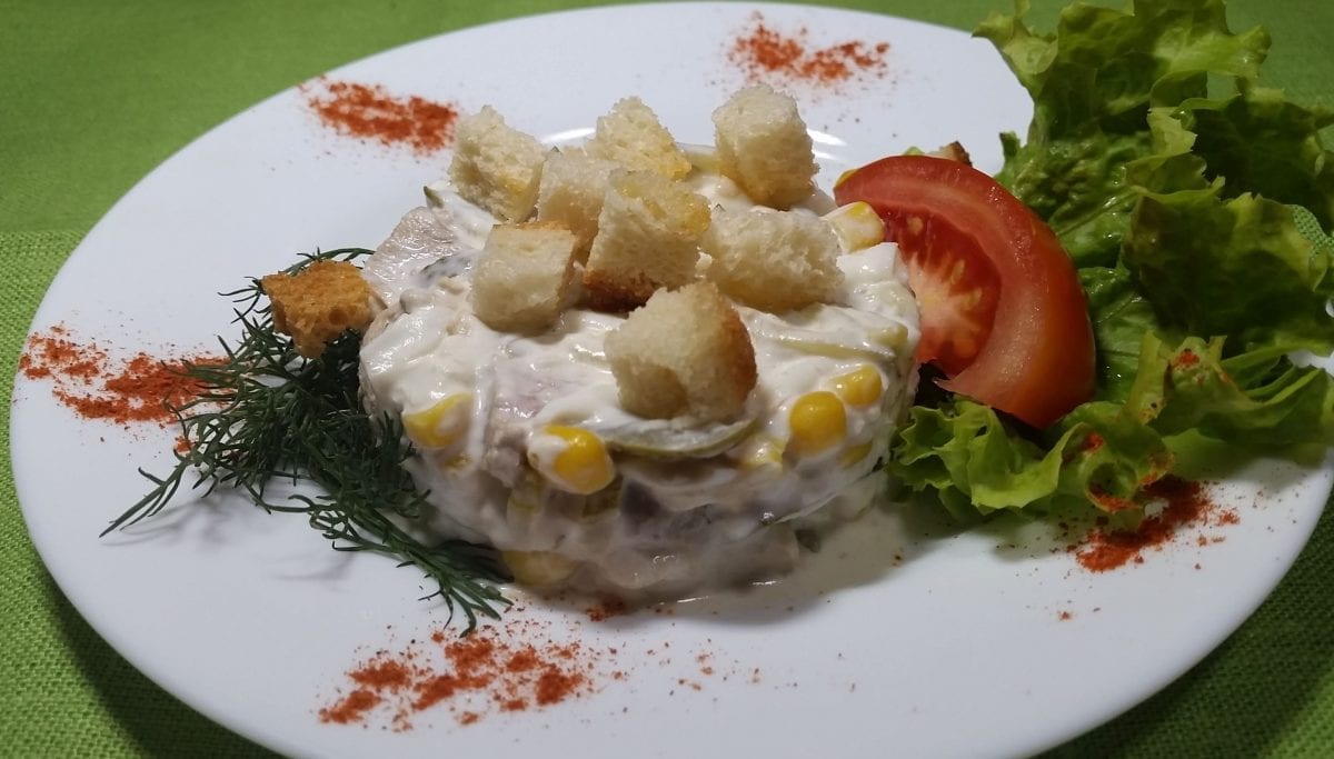Салат "Сытный" Salat myasnoj s suharikami svinina tazkukuruzaogurets kons.yajtsomajonezsuhariki e1547449825188 1200x683 - Салат "Сытный"