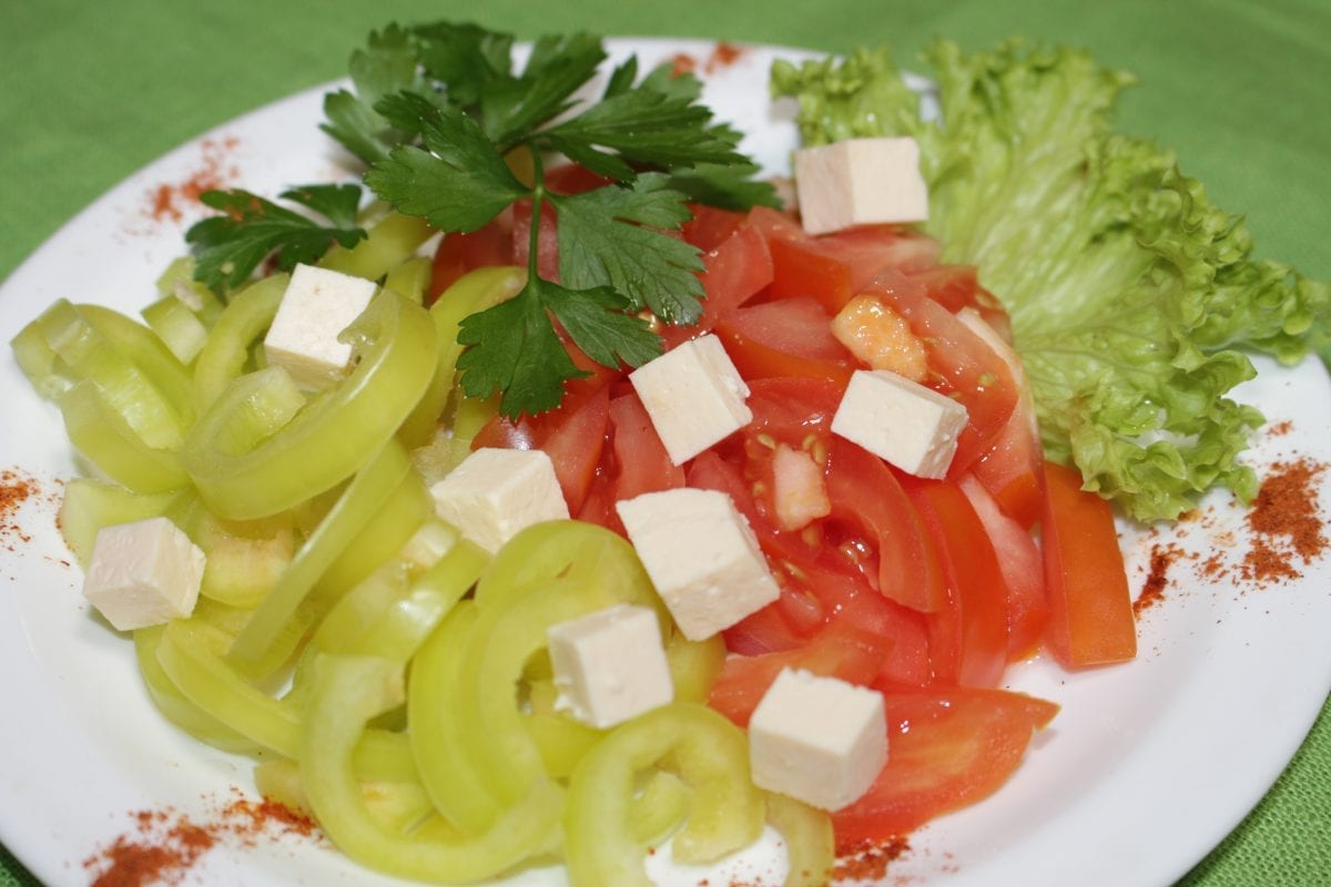 Salat s adygejskim syrom i tomatomi tomatperets sl.syr adygejskijmaslo rast.sous soevyjperets chernyj molotyj 1200x800 - Салат с адыгейским сыром и томатами