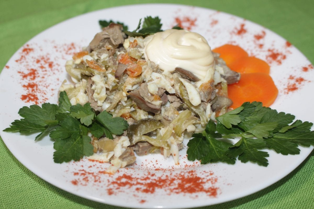 Salat s kurinoj pechenyu i gribami pechen kurinayakartofel shampinony luk morkov yajtso ogurets kons. majonez 1200x800 - Салат с куриной печенью и грибами