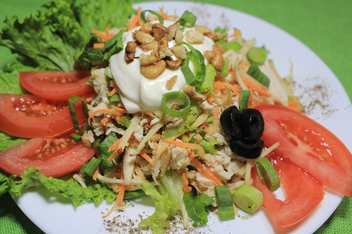 Salat s kuritsej i kornem seldereya kurinoe filekoren seldereya yablokomorkovsok limonagretskij orehgorchitsamajonezlistya salata 1200x800 - Салат с курицей и корнем сельдерея