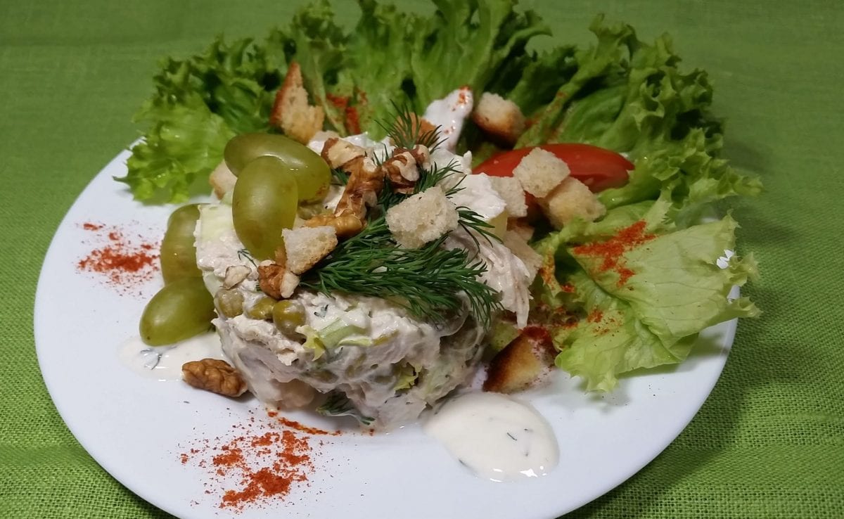 Salat s kuritsej i vinogradom kurinoe file goroshek kons.yablokovinogradselderejoreh gretskijsuharikizapravka syrjogurtsm e1547451429648 1200x738 - Салат с курицей и виноградом