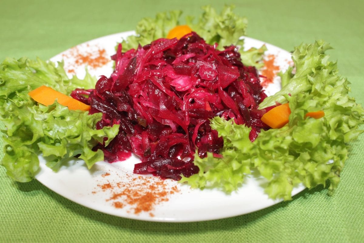 Салат с квашеной капустой и свеклой Salat s kvashenoj kapustoj i svekloj sveklaogurets kons.kvash. kapusta lukmaslo ras.solpetrushka 1200x800 - Салат с квашеной капустой и свеклой