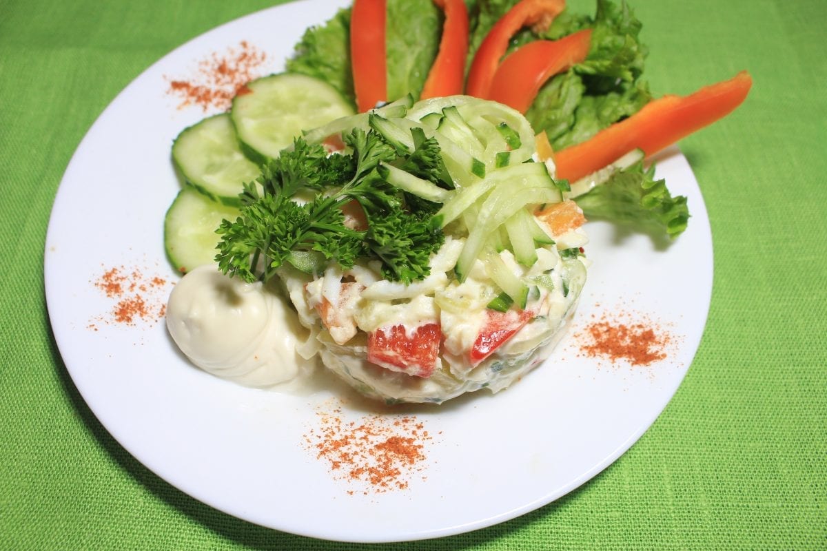Salat s varenymi yajtsami i svezhim ogurtsom yajtsoogurets sv.perets sv.luk zel.smetanamajonez 1200x800 - Салат с вареными яйцами и свежим огурцом