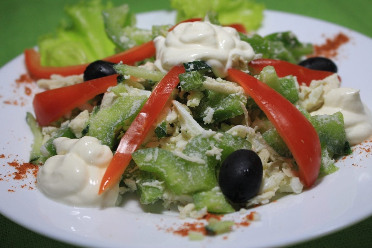 Salata s brynzoj i kuritsej kurinoe filesyr Brynzaogurets sv.yajtsoperets sl.perets molotyjsmetanamajonez 1200x800 - Салат с брынзой и курицей