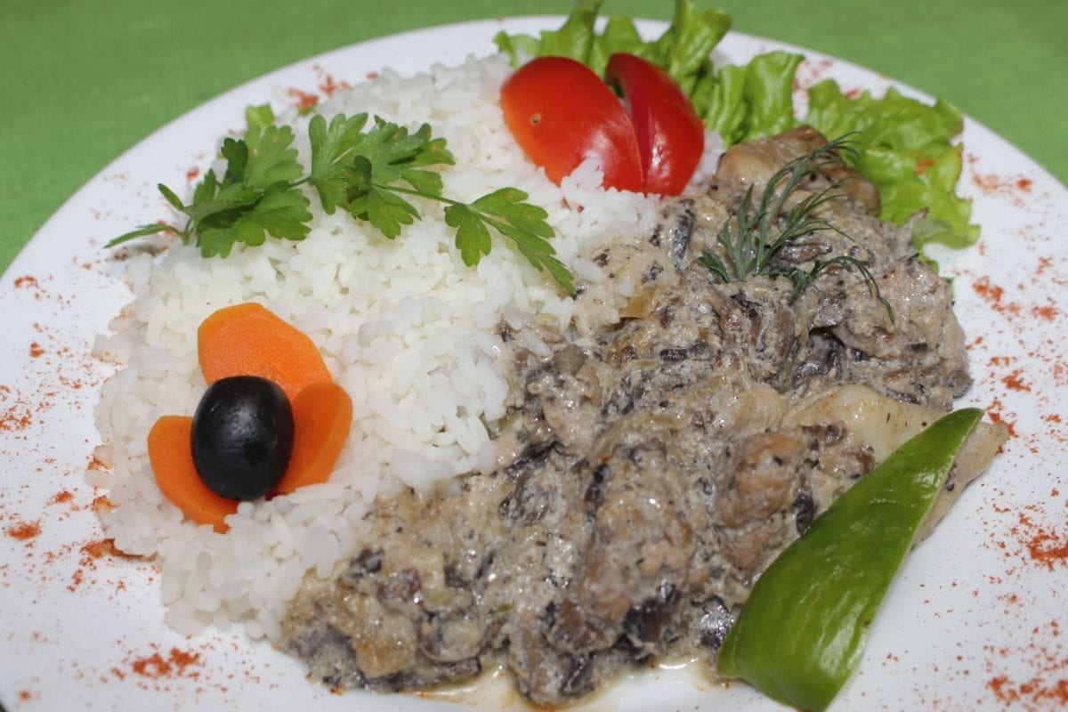 Svinina s gribami v souse s rassypchatym risom svininaatazgribyluksmetanamuka maslo sliv.solspetsii ris rassypchatyj 1200x800 - Свинина с грибами в соусе с рассыпчатым рисом
