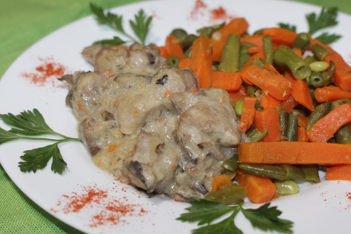 Svinina s gribami v souse so struchkovoj fasolyu i morkovyu svinina taz.gribyluksmetanamuka maslo sliv.solspetsii struchkovaya fasol morkov chesnok 1200x800 - Бефстроганов со стручковой фасолью и морковью