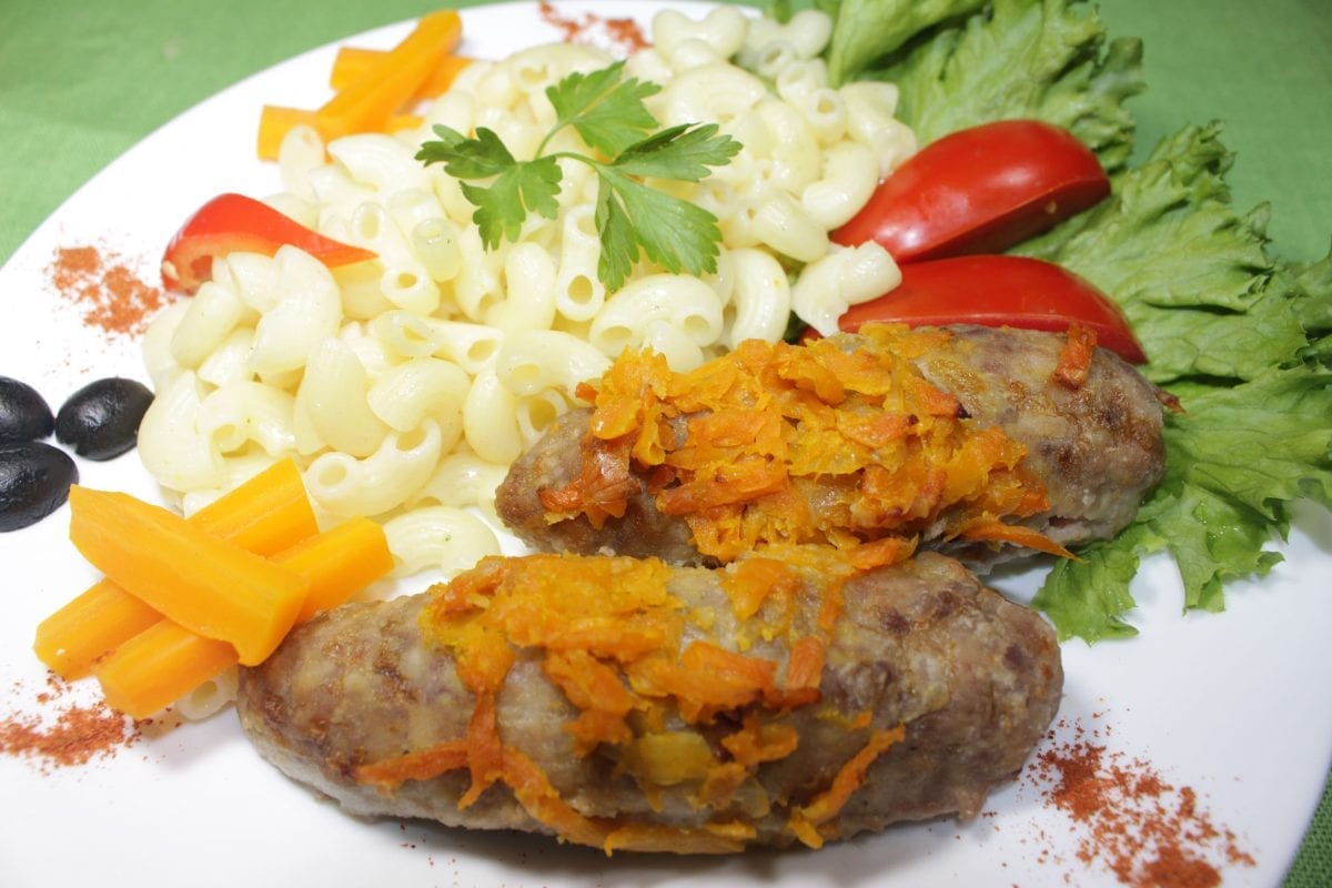 ZHarenye kolbaski svininagovyadinayajtsomukalukmorkovchesnokmaslo rast.solspetsii Makarony otvarnye s maslom 1200x800 - Колбаски по- слуцки с макаронами