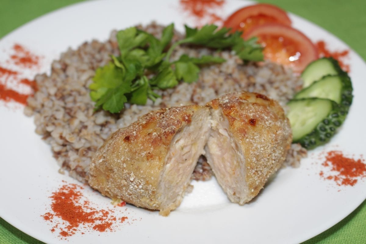 Zrazy s vetchinoj i syrom s kashej grechnevoj kuritsa svinina baton yajtso syr vetchina suhari pan. sol spetsii kasha grechnevaya 1200x800 - Зразы с ветчиной и сыром с кашей гречневой